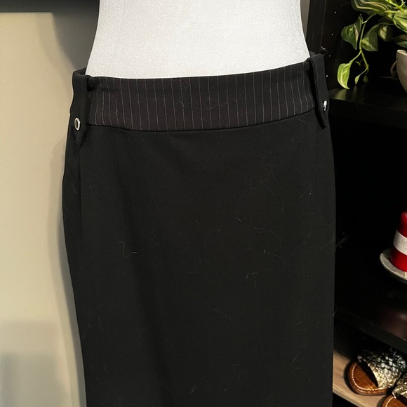 St. John Black Pinstripe Skirt Suit Griffith and Gray, Made in Italy - Picture 5 of 7